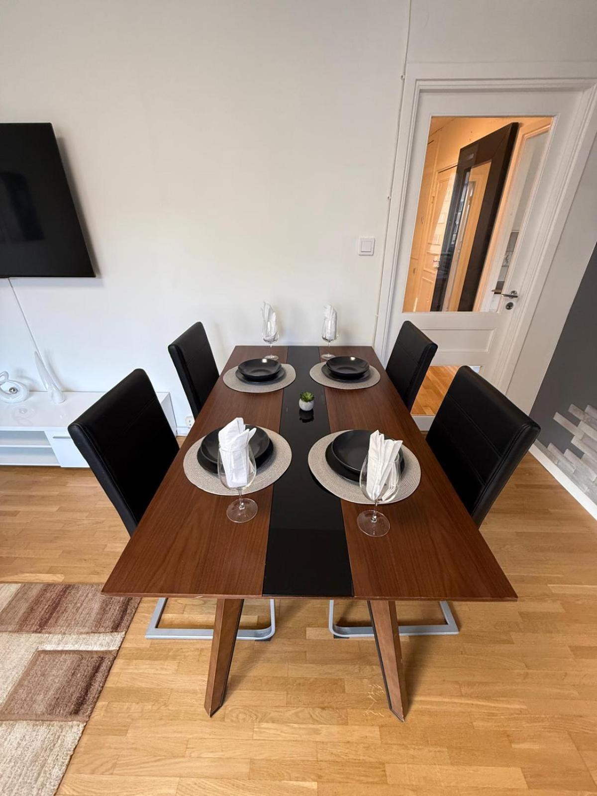 Spacious Near The Subway