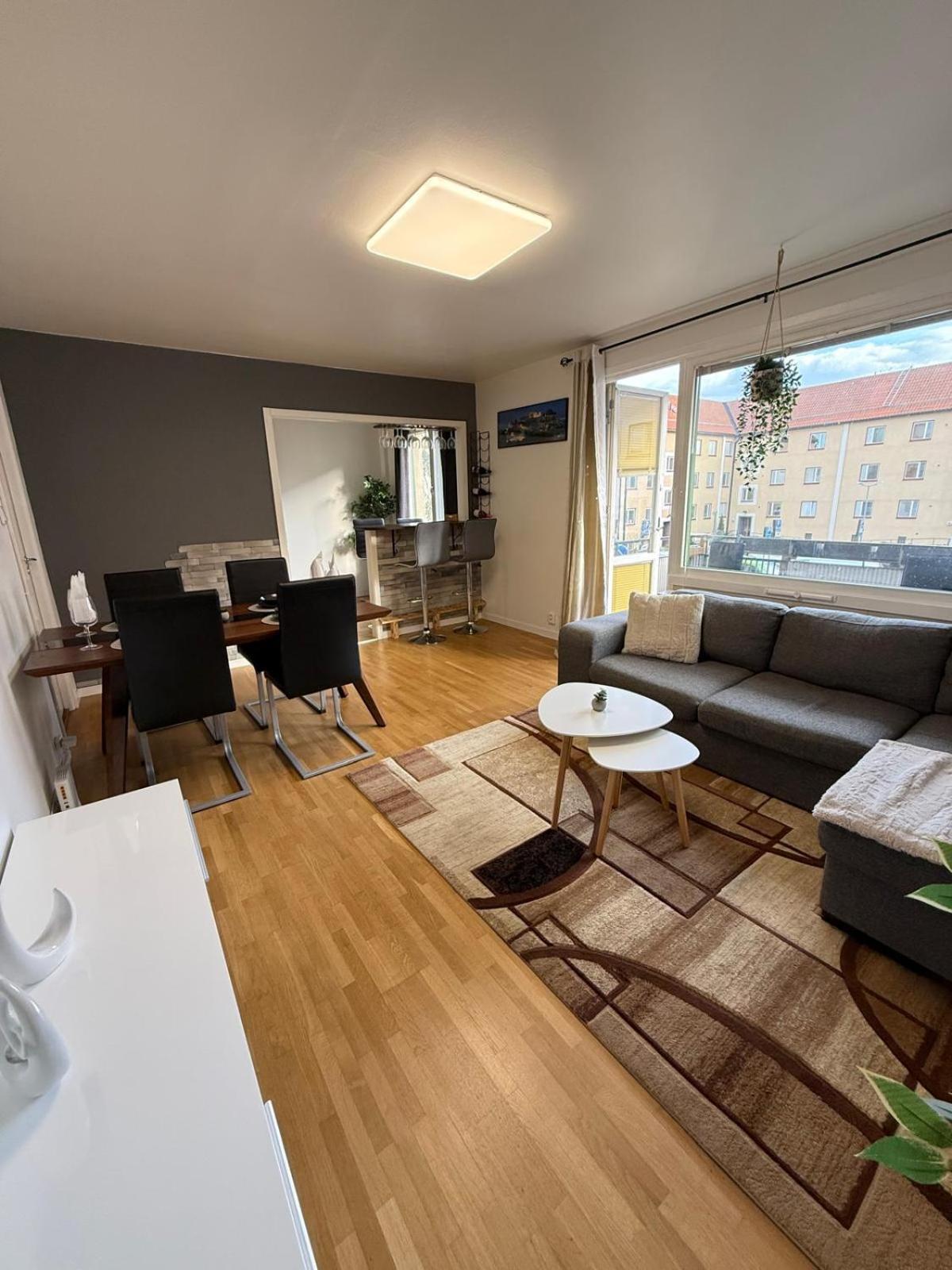 Spacious Near The Subway