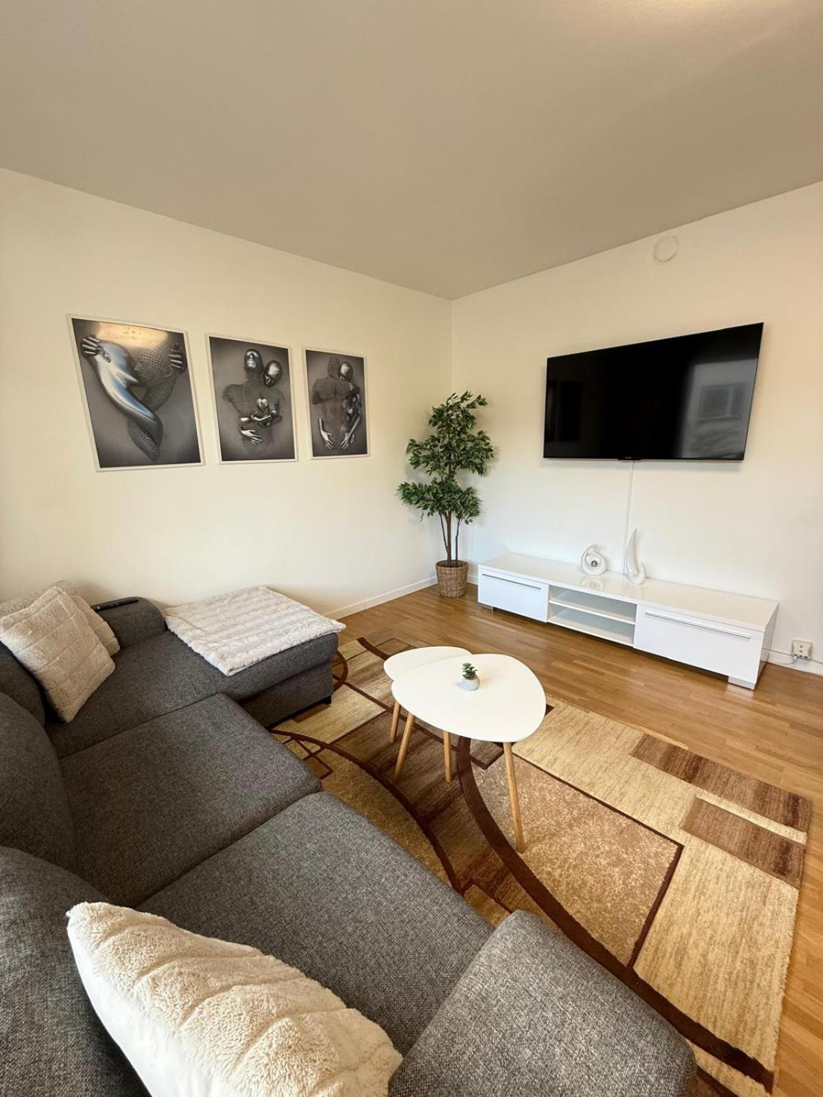 Huoneisto Spacious Near The Subway